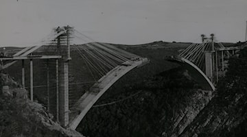 VAN STADEN'S GORGE BRIDGE 3840x1600